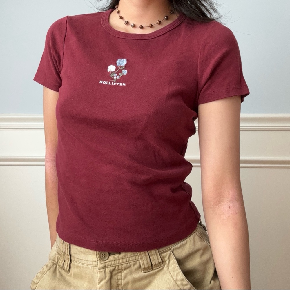 Maroon Hollister baby tee with embroidered light blue flowers